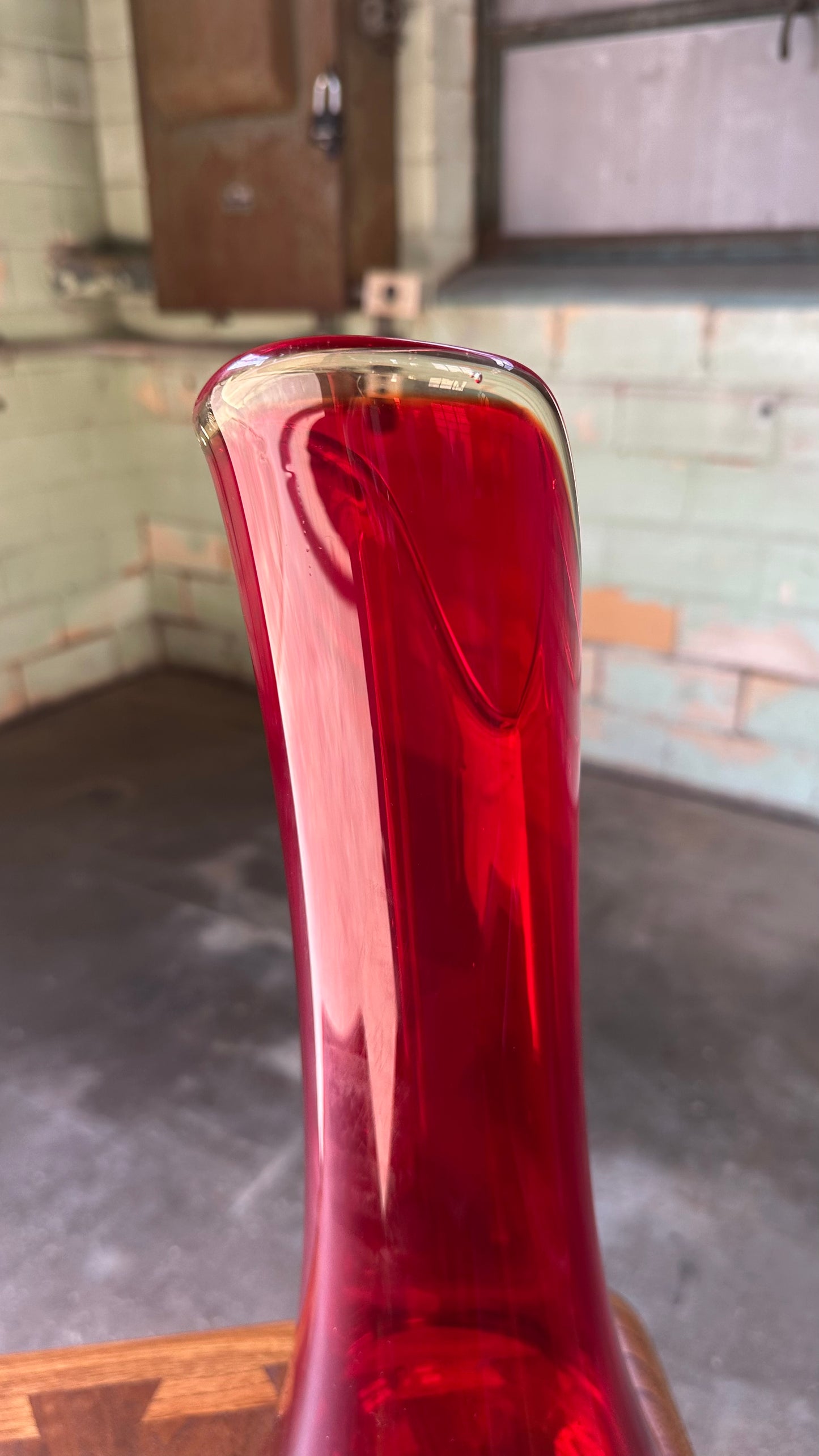 L.E. Smith Amberina Smoothie Swung Vase
