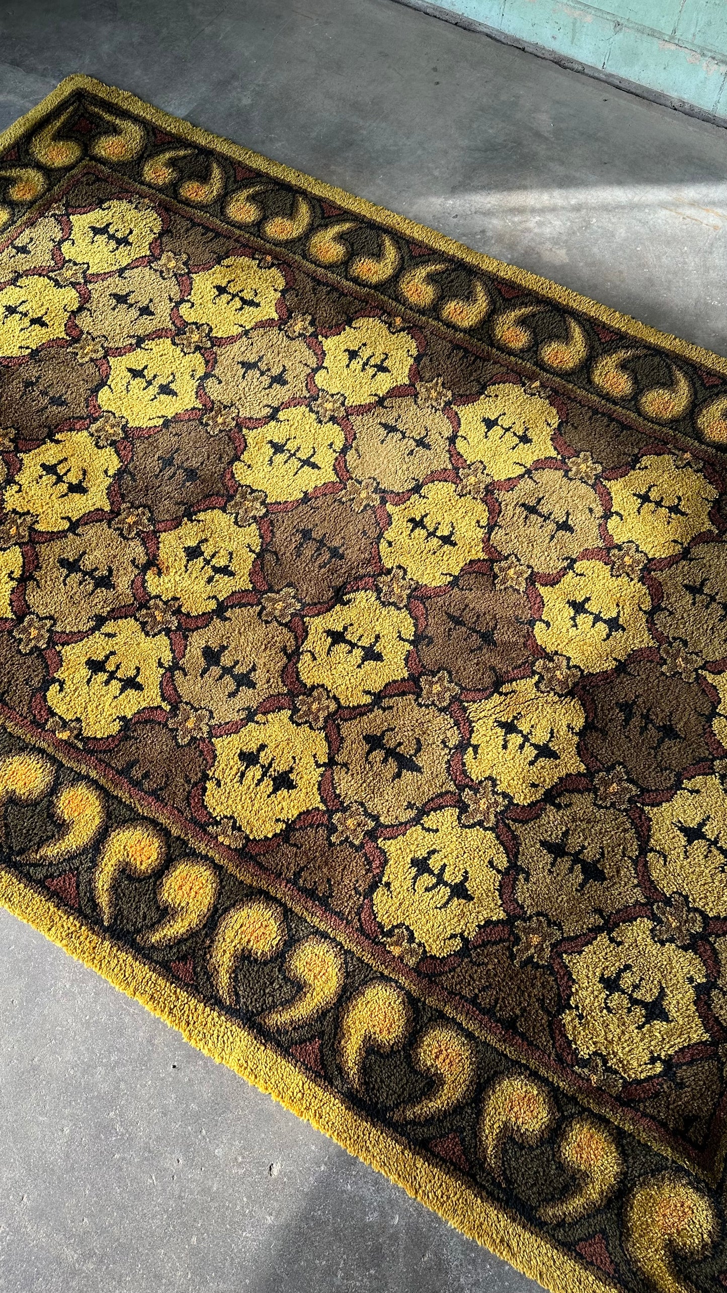 Vintage 1970s Area Rug 66β x 103β