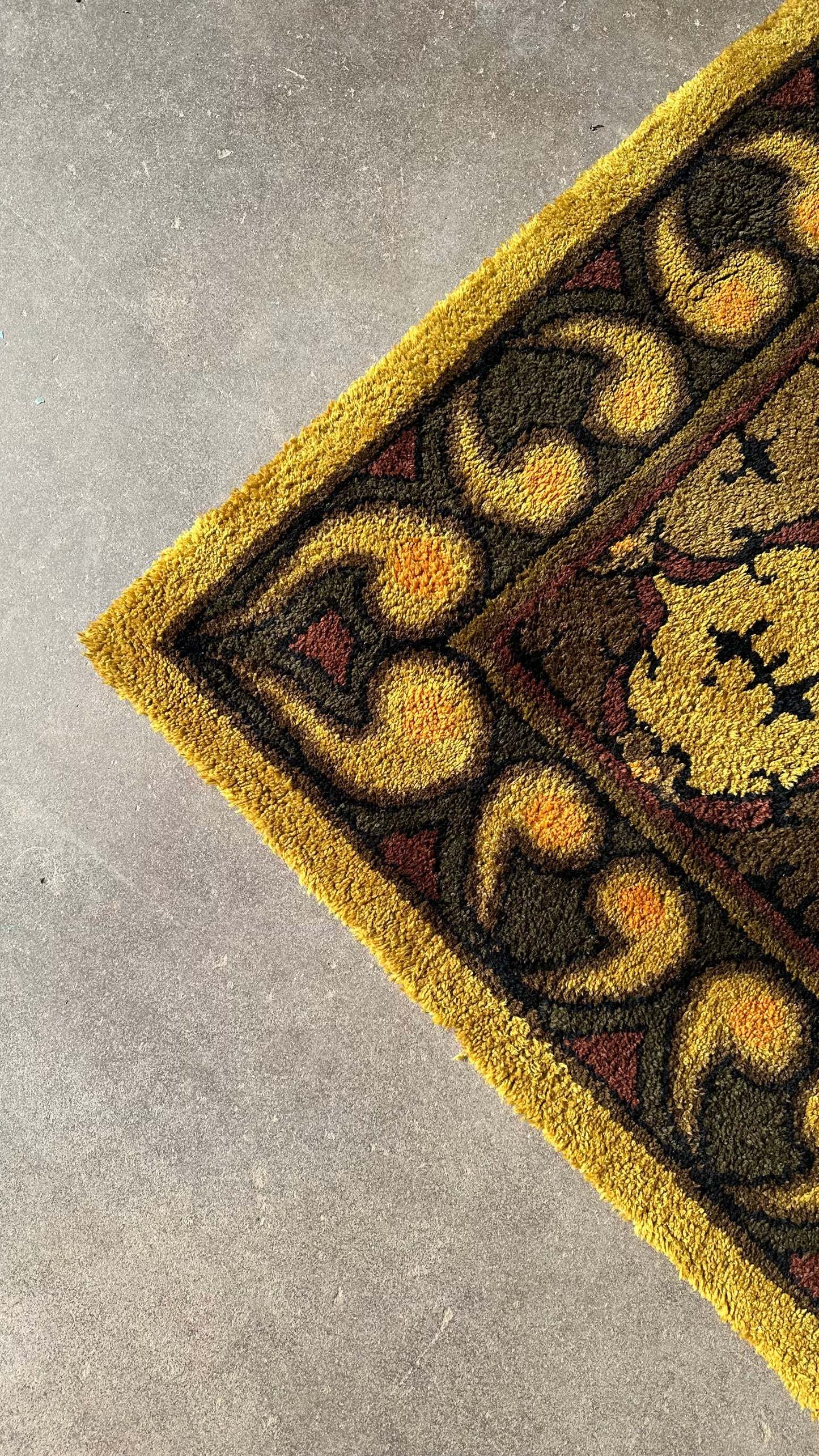 Vintage 1970s Area Rug 66β x 103β