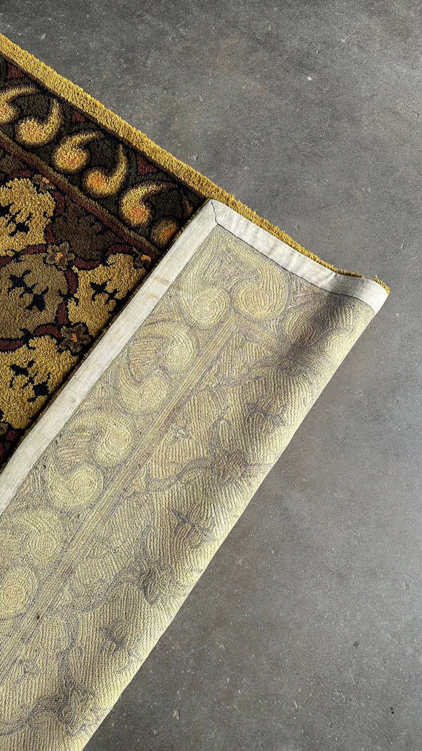 Vintage 1970s Area Rug 66β x 103β